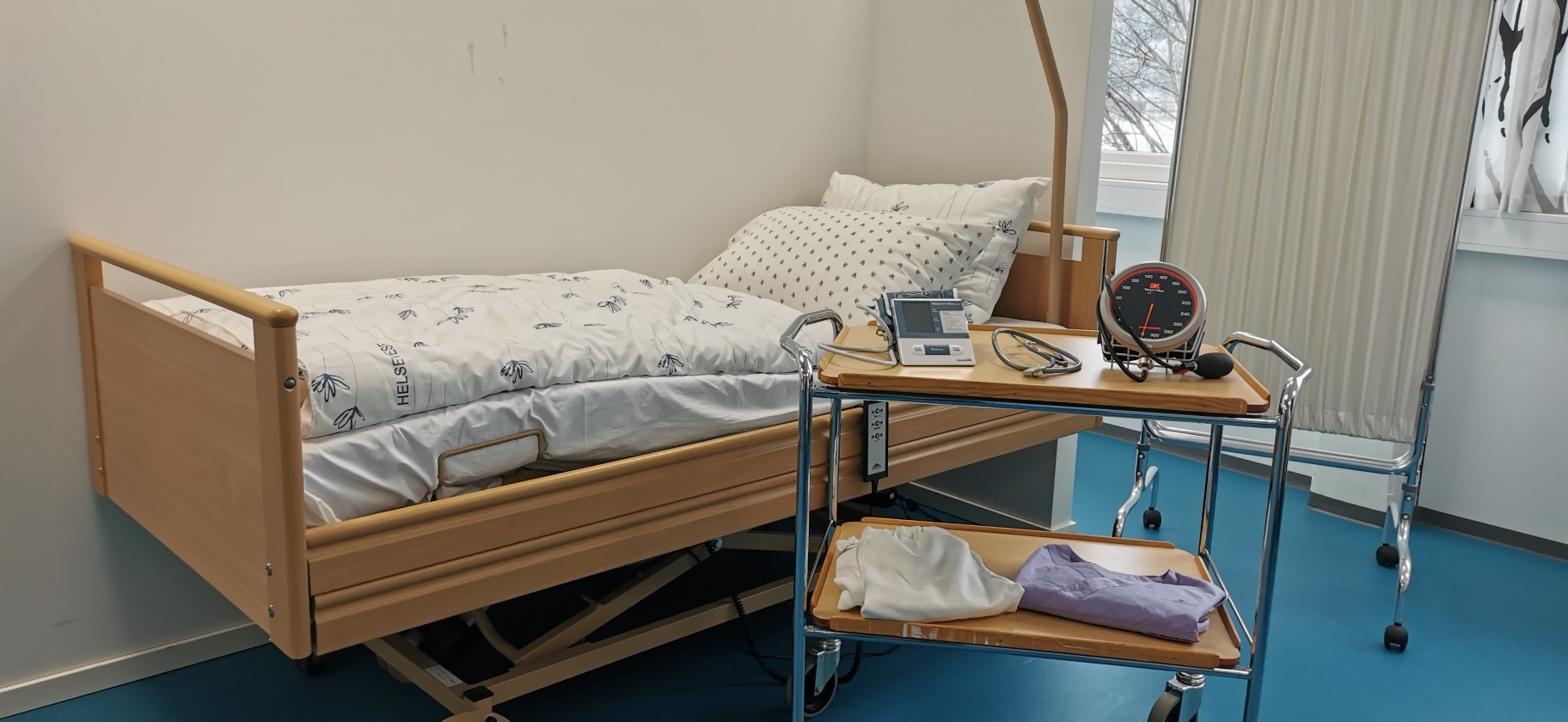Utstyr på bord vedsiden av seng