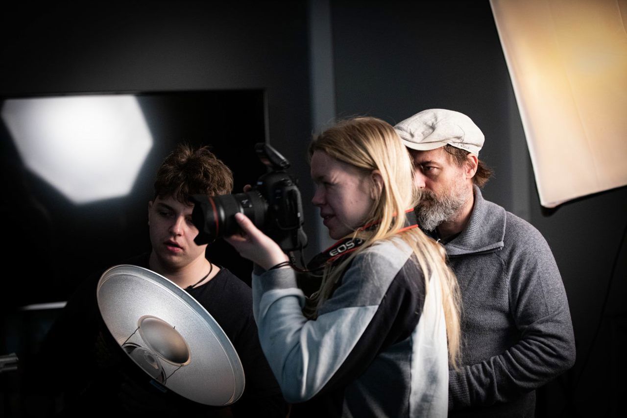 Elevar og lærar i studio