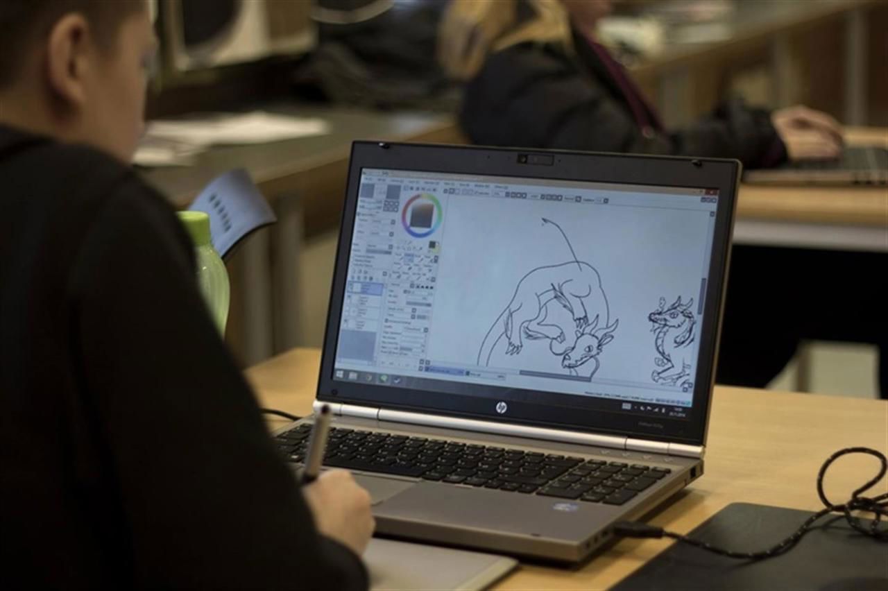 Elev med pc skjerm