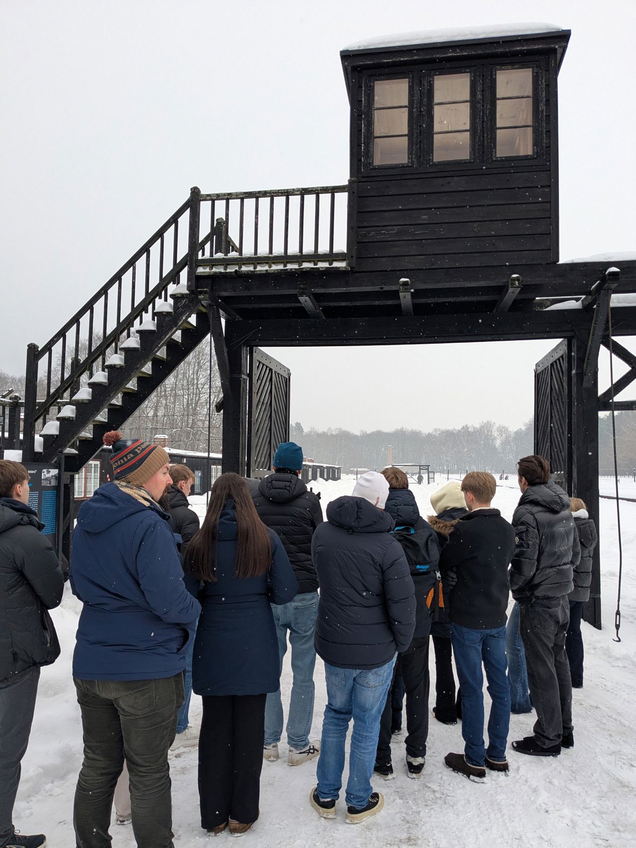 Beøkande ved inngangen til Stutthof