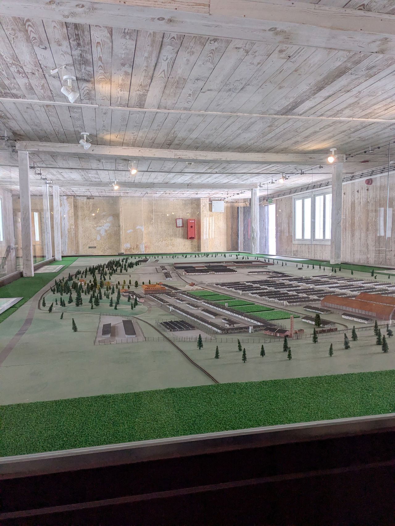 Detajert modell av ein konsentrasjonsleir